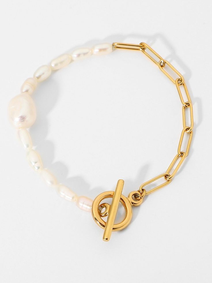 Add a bit of class to any outfit with this charming Pearl Chain Link Toggle Clasp Bracelet. This classic piece features delicately interlinked pearl beads, fastened together with a beautiful toggle clasp. Spice up your wardrobe and treat yourself to this timeless piece! Natural Pearl Jewelry, Toggle Clasp Bracelet, Buy Pearls, Freshwater Pearl Jewelry, Clasp Bracelet, Freshwater Cultured Pearls, Bracelet Clasps, Nature Bracelets, Pearl Chain