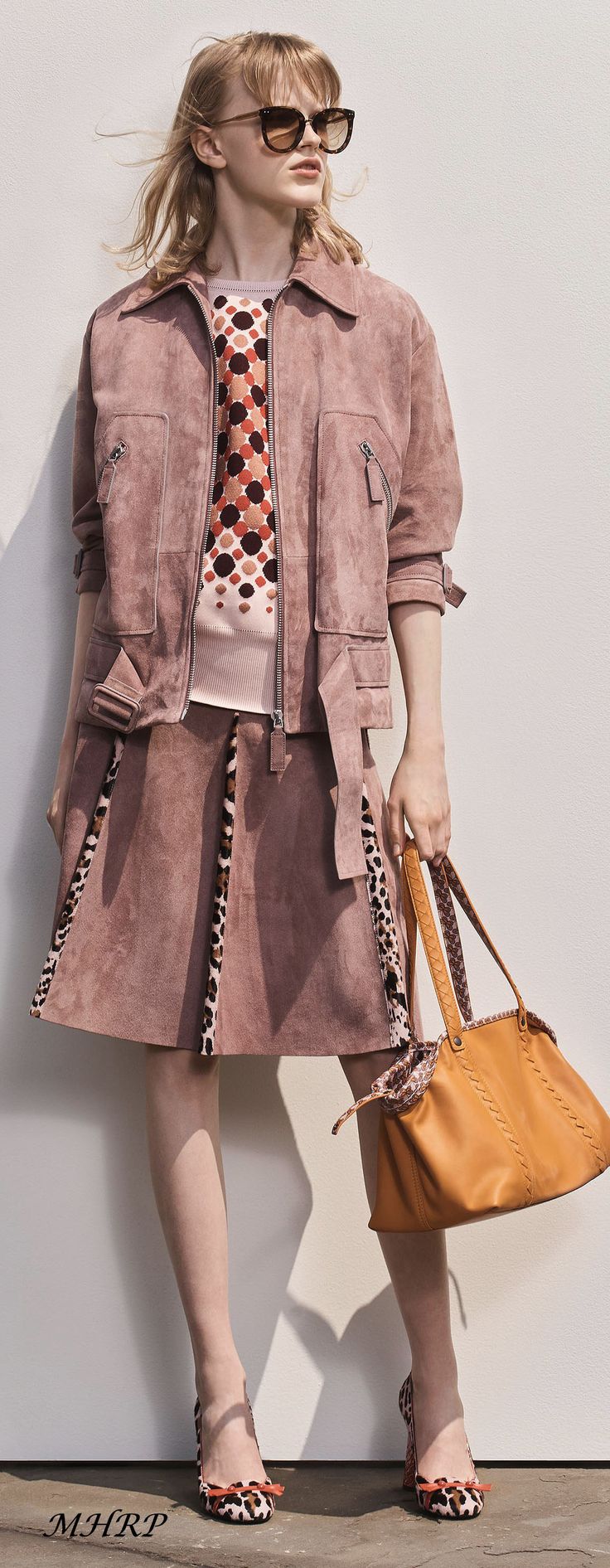 Bottega Veneta Resort 2019 Women's Runway Fashion, Fashion Week 2018, Suede Dress, Fashion Design Clothes, Purple Fashion, Suede Jacket, Primavera Estate, Skirt Fashion, Bottega Veneta