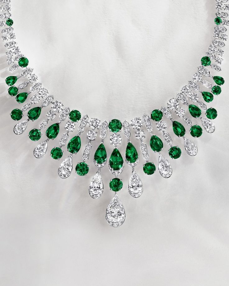 Within this high jewellery necklace, exceptional stones radiate outwards in a striking fusion of gemstone expertise and unrivalled hand-craftsmanship for which Graff is renowned. #GraffDiamonds Graff Jewelry, Jewelry Cartier, Beautiful Diamond Necklace, Graff Diamonds, Bridal Diamond Necklace, Diamond Jewelry Set, Fancy Jewelry Necklace, Jewellery Design Sketches, High Jewellery