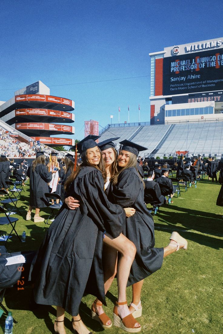 College graduation pictures university of South Carolina College Aesthetic Graduation, Graduates Aesthetic, Uni Graduation Aesthetic, Graduation College Aesthetic, Graduation Aesthetic Friends, Aesthetic Graduation Pictures With Friends, Graduated Aesthetic, Graduating College Aesthetic, Graduating Aesthetics