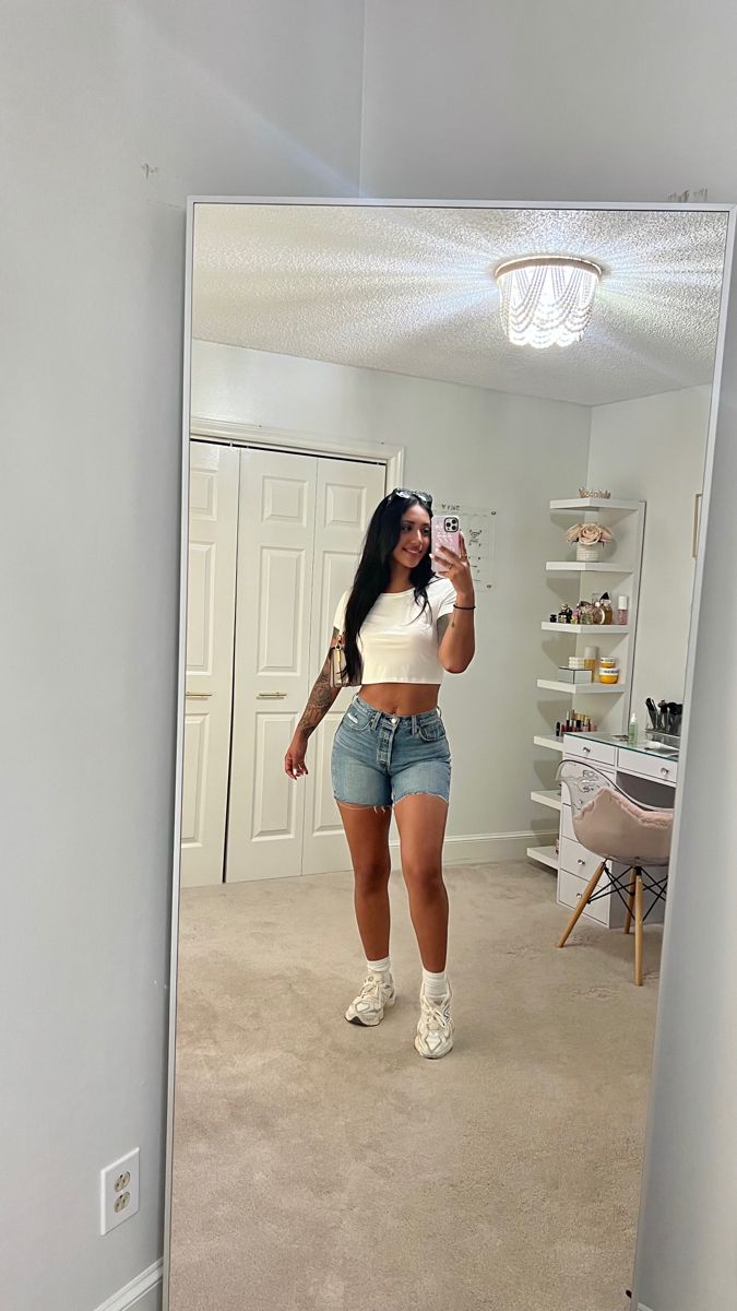 Levi Shorts Outfit Summer Baddie, Denim Shorts And Crop Top Outfit, Cropped Tshirt Jeans Outfit, Levis Shorts Outfit Summer, White Crop Top And Shorts Outfit, White Top Jean Shorts Outfit, Levi Jeans Outfit Summer, Levi Jean Shorts Outfits, Denim Shorts Outfit School