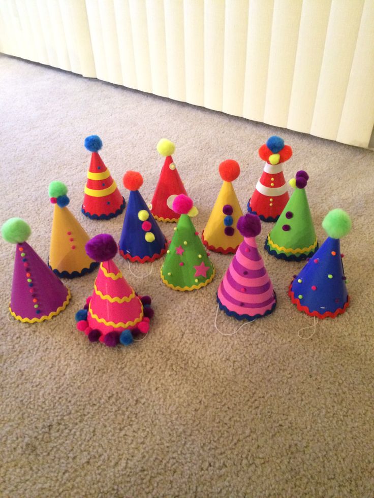 there are many small party hats on the floor