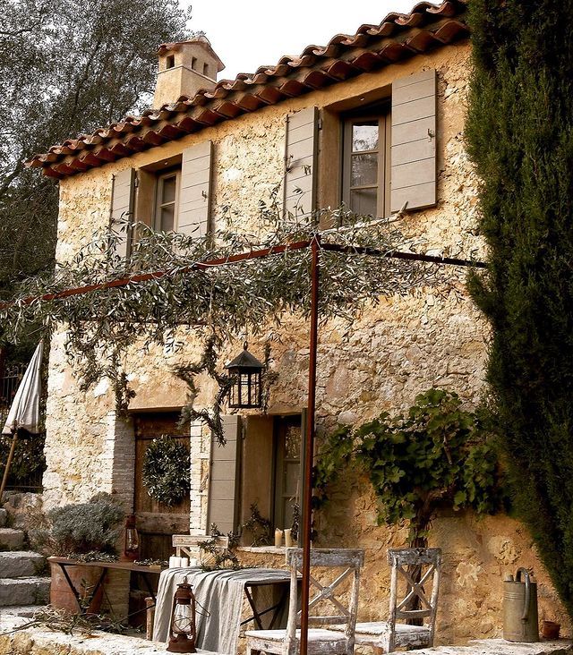 an old stone house with ivy growing on it