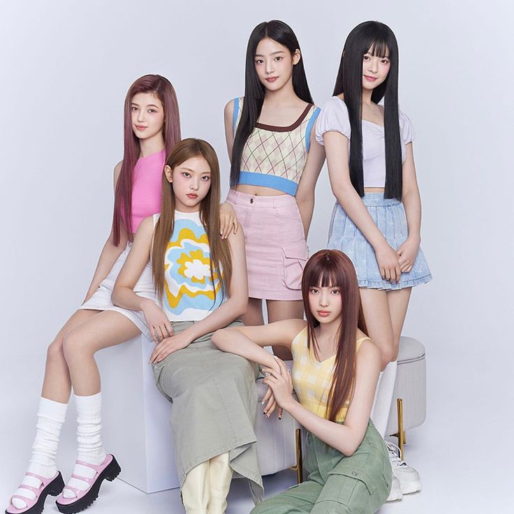 New Jeans Danielle, Danielle Newjeans, Group Poses, New Jeans Style, Jeans Y2k, Girls Jeans, Kpop Girl Groups, Jean Outfits, South Korean Girls