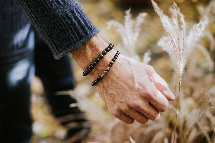 Una pulsera exclusiva de DharmaShop con un diseño elegante y poderoso. Elaborado con una combinación de cuentas de Obsidiana y Pirita con espaciadores de plata.

 Los elementos de obsidiana no sólo son impresionantes sino también únicos, ya que cada piedra revela sus propias bandas translúcidas. Contrastan muy bien con las cuentas de pirita que son frías al tacto.


 Se sabe que las piedras negras ofrecen protección al usuario, brindan estabilidad y conectan el chakra raíz.




 La obsidian Healing Abilities, Buddhist Bracelet, Wrist Mala, Black Stones, Daily Gift, Red Tigers Eye, Tiger Eye Bracelet, Beads Charms, Mala Bracelet