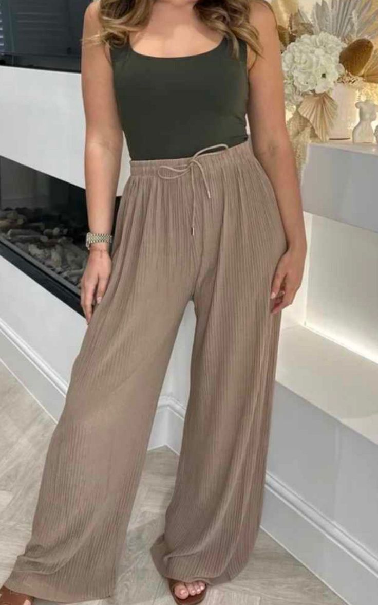 Summer Home Outfit Women, Khaki Palazzo Pants Outfit, Palazzo Beige Outfit, Beige Trouser Outfit Women, Womans Trousers, Neutral Womens Fashion, Brown Wide Leg Pants Outfit, Trousers Outfit Summer, Outfit Palazzo