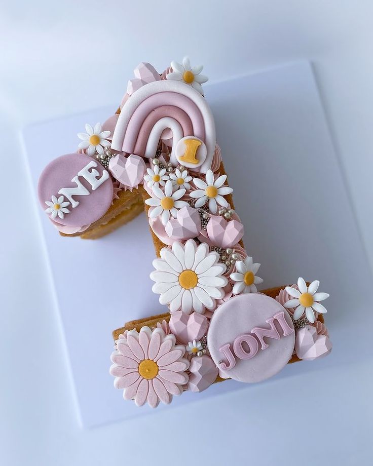 the letter e is made out of cookies and decorated with flowers