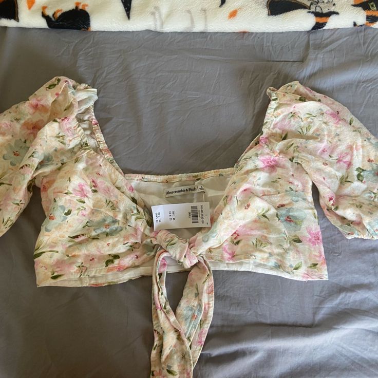 Brand New Abercrombie And Fitch Floral Crop Top Size Small Feminine Spring Vacation Crop Top, Feminine Spring Crop Top For Vacation, White Floral Print Crop Top For Spring, Fitted Crop Top For Brunch In Spring, White Cropped Floral Print Blouse, White Cropped Blouse With Floral Print, Fitted Blouse For Spring Garden Party, White Feminine Floral Print Crop Top, White Floral Print Feminine Crop Top