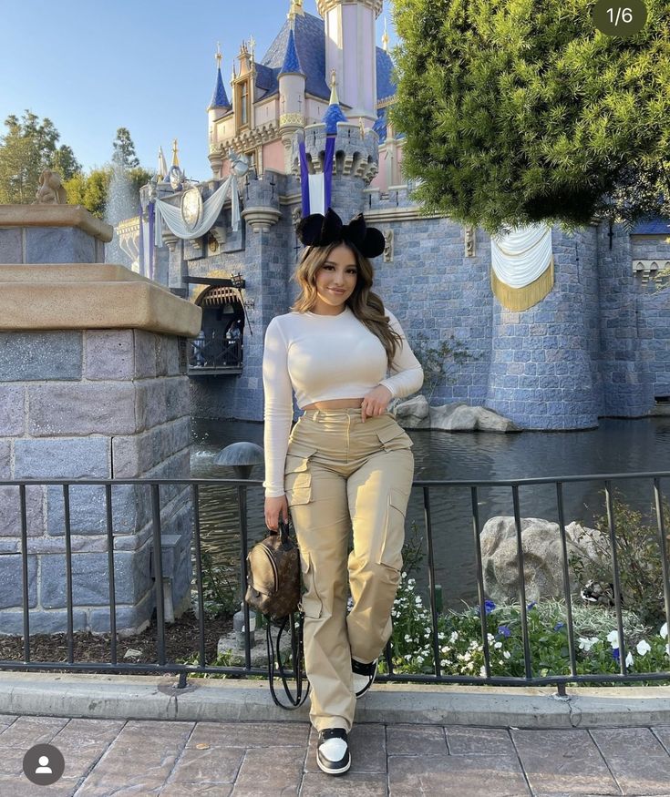 Leggings Theme Park Outfit, Disneyland Outfits Aesthetic Fall, Disney Mom Outfit Fall, Disney Baddie Outfits, Winter Disneyland Outfits Women, Sixflags Outfit Summer, Disney Ootd Inspired Outfits, Disney Fall Outfit Ideas, Disney Outfits Women October