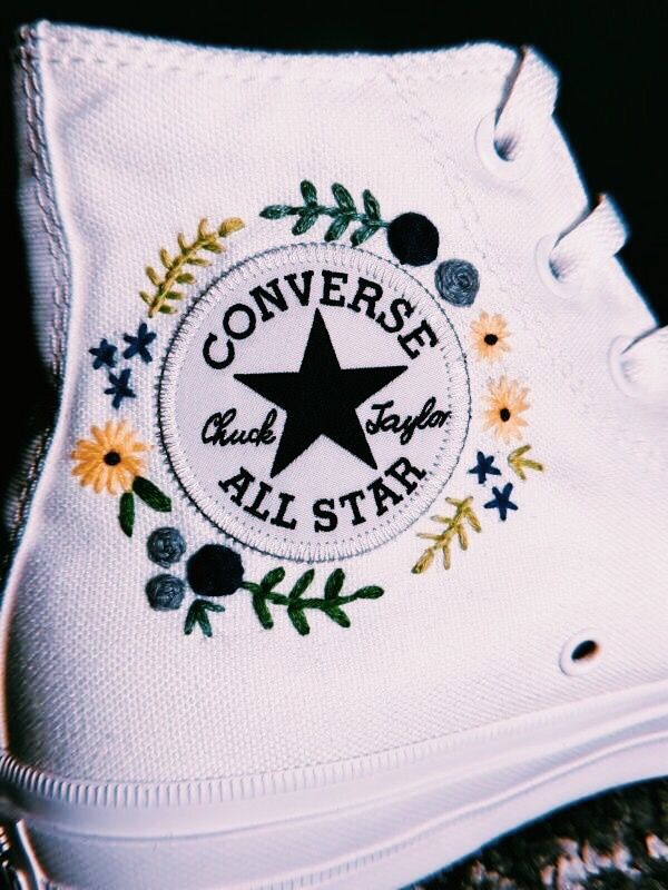 Vsco Shoes, Embroidered Converse, Embroidery Shoes, Pola Sulam, 자수 디자인, Diy Shoes, 가을 패션, Converse All Star, Custom Shoes