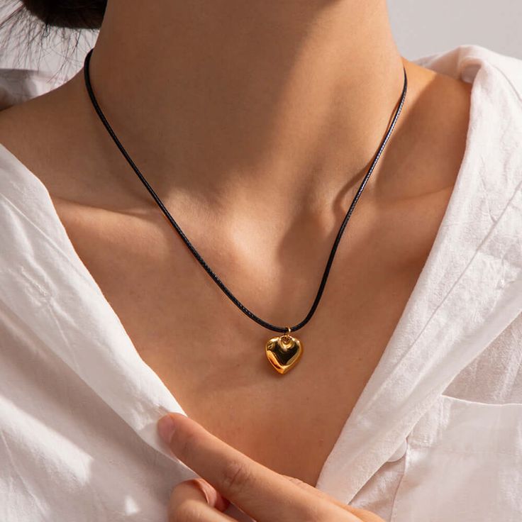 ✦Take on any adventure with our Black Cord Necklace Silver & Gold! With its edgy and cool design, this friendship necklace features a heart pendant made of surgical steel, perfect for those who love taking risks. Elevate your style with the mix of silver and gold on the black cord. ----------- DESCRIPTIONS ----------- - Size(Length): 47.5cm - Materials: 18K Gold Plated, Stainless Steel, Cord - SKU: JDN009