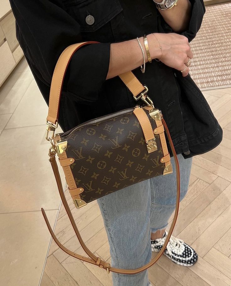 Lv Side Trunk Bag, Louis Vuitton Side Trunk, Lv Outfit, Tas Lv, Luxury Bags Collection, Moms Birthday, Classic Monogram, Trunk Bag, Lv Bags