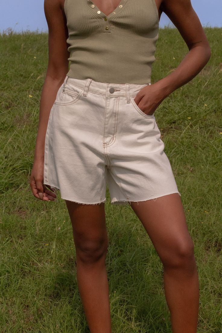 Relaxed fit cream denim short Detailed brown stitching High waisted fit Fits true to size Cream Denim Shorts Outfit, Fit Aesthetic, Denim Shorts Outfit, Cream Pants, Fits Aesthetic, Shorts Fit, Cream Shorts, Pants Loose, Denim Short