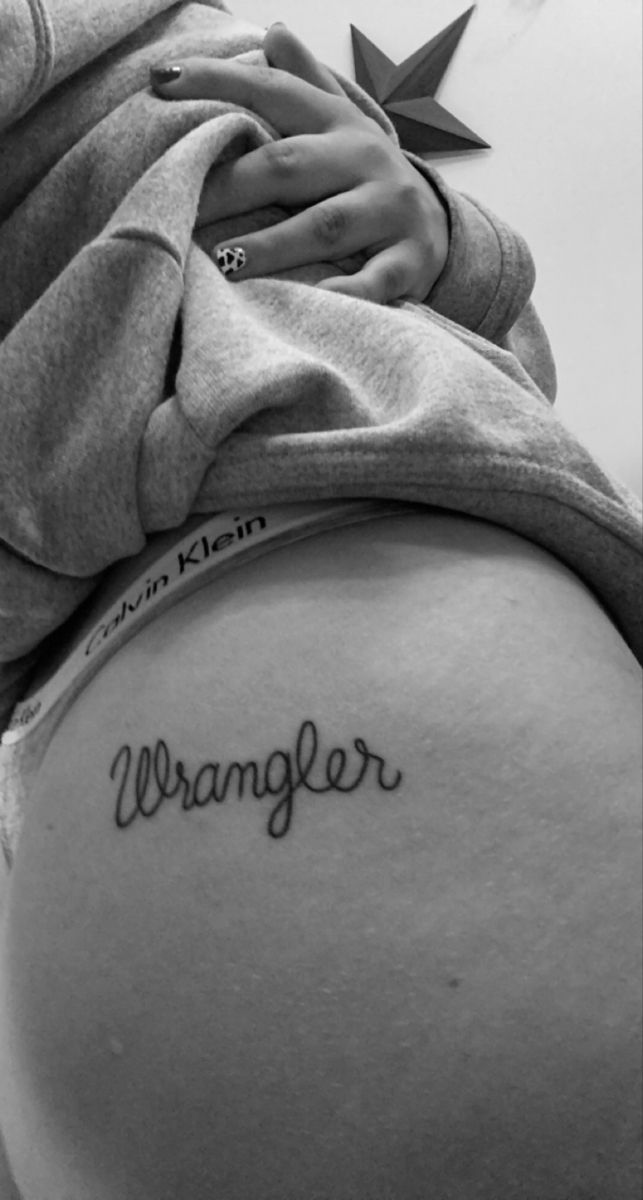 Wrangler Tattoo Ideas, Cute Southern Tattoos, Womens Buttcheek Tattoo, Spine Western Tattoos, Country Tattoos For Women Thigh, Minimalist Western Tattoo Ideas, Country Hip Tattoos Women, Country Tattoos Simple, Western Armband Tattoo