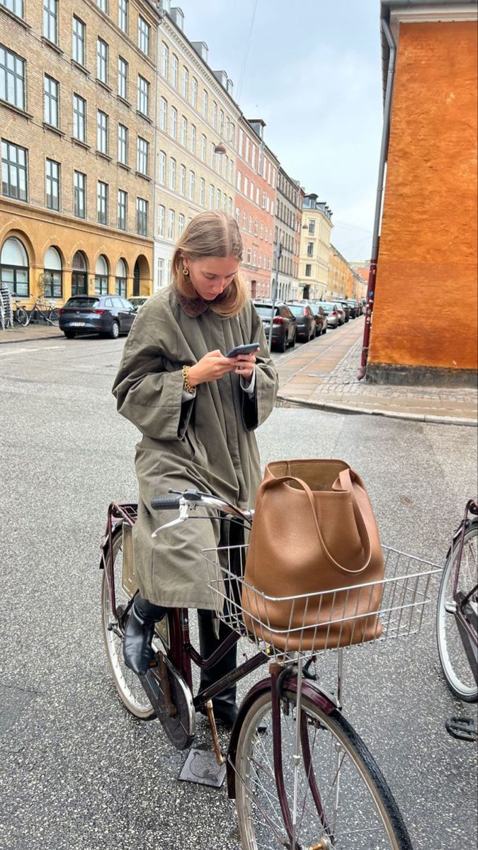 Cycle Chic Copenhagen, Amalie Moosgaard, Copenhagen Aesthetic, Scandi Fashion, Cycle Chic, Bike Style, Winter Fits, Mode Inspo, Fall Winter Outfits