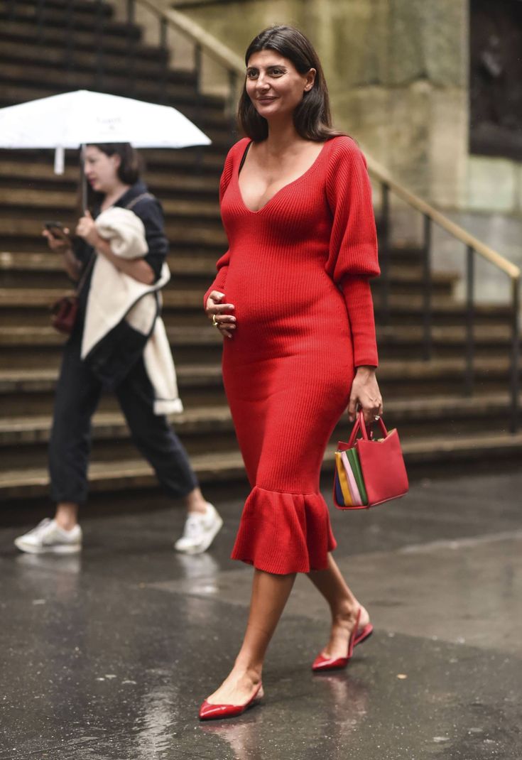 Try an A-line silhouette – or go second-skin Celebrity Maternity Outfits, Giovanna Battaglia Engelbert, Pregnant Outfit, Pregnant Dress, Maternity Casual, 00s Mode, Pregnancy Clothes, Maternity Chic, Giovanna Battaglia