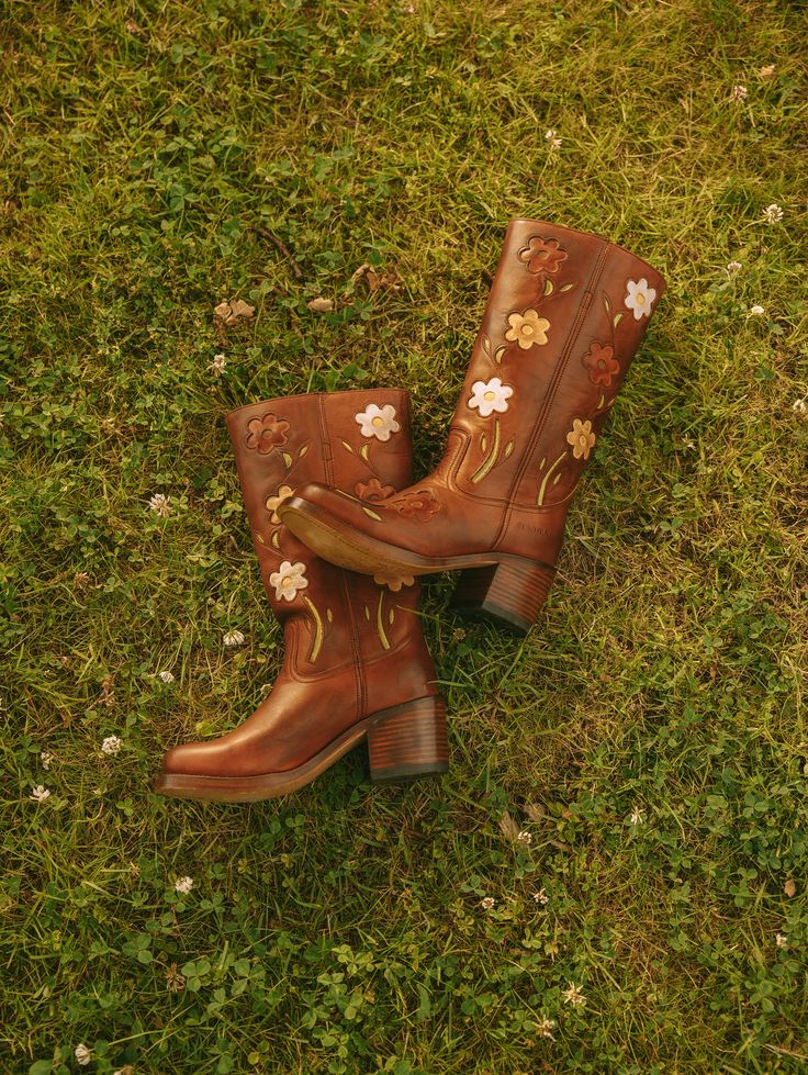 We offer FREE SHIPPING on our website Www.Dandelie.com Follow us on instagram: @dandeliethelabel or find the full collection at our website www.dandelie.com 🌼✨ These flower boots in brown are handcrafted in Spain. These boots are polished with a darker brown on the nose/heel to create extra depth. We love this vintage feel! Our boots are made of the finest leather, and over time will adjust and mold to fit your feet perfectly. Our boots compliment any style, whether you're a 70s vintage babe, a 70s Brown Boots, 70s Style Boots, Chunky Boots Heels, 70s Cowboy Boots, Style Brown Boots, Vintage Brown Boots, 70s Cowgirl, Brown Cowboy Boots Outfit, Vintage Western Fashion