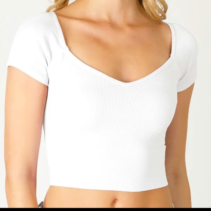 White Crop Tee O/S Trendy Fitted White Top, Trendy White Fitted Top, Seamless Crop Top T-shirt For Summer, Trendy White Fitted Short Sleeve Top, Trendy Seamless T-shirt For Summer, White Scoop Neck Top For Day Out, White Casual Crop Top With Short Sleeves, White Crop Top Short Sleeve For Summer, White Short Sleeve Crop Top For Summer