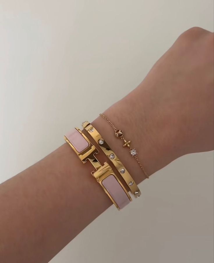 Xoxo Jewelry, Gold Bracelets Stacked, Expensive Jewelry Luxury, Wrist Jewelry, Luxe Jewelry, Jewelry Accessories Ideas, Jewelry Fashion Trends, Classy Jewelry, Expensive Jewelry