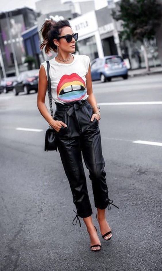 Me encanta esté look rockero y elegante al mismo tiempo, bueno...ella es muy chic... Leather Pants Outfit, Black Leather Pants, Belted Pants, Cooler Look, Looks Street Style, Outfit Trends, Trend Fashion, Looks Style, Outfit Casual