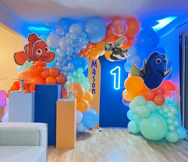 the room is decorated with balloons and fish