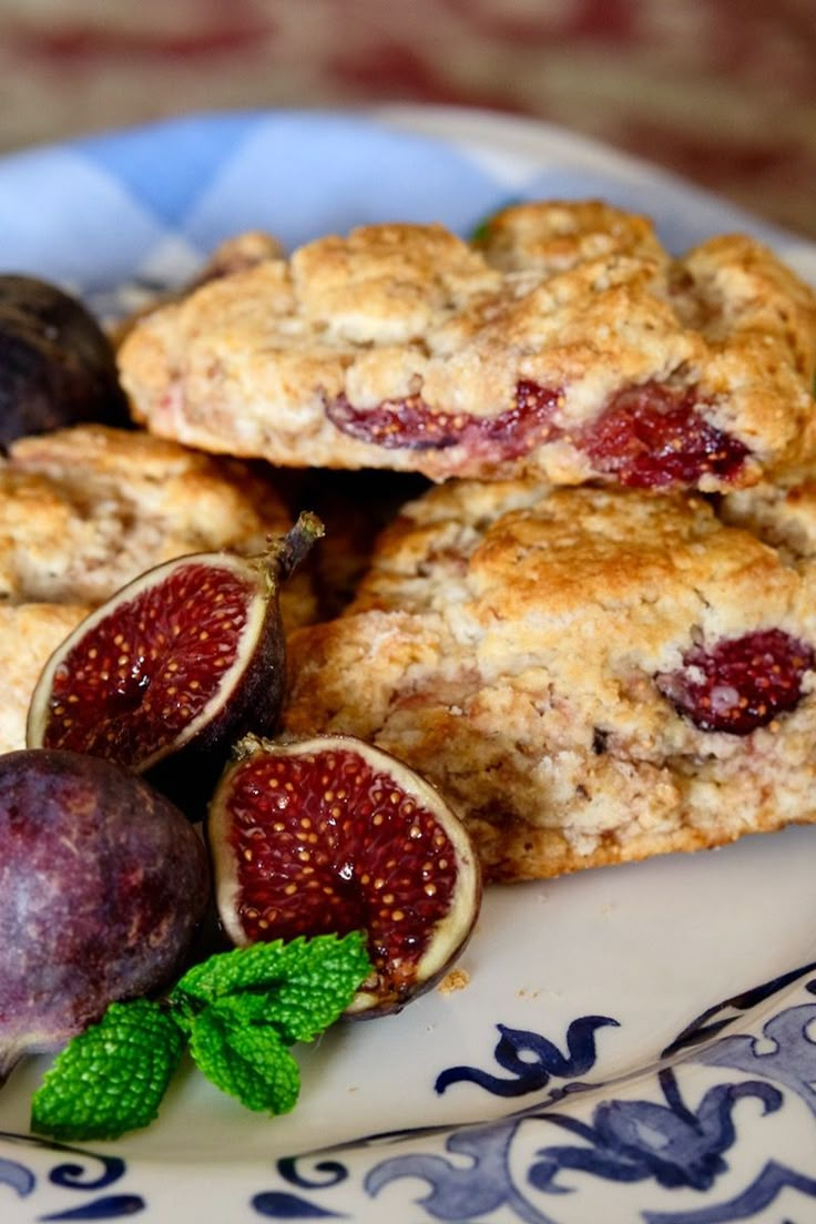 figs and cookies are sitting on a plate