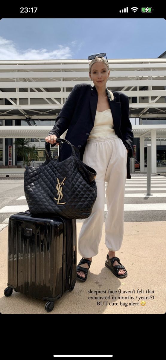 Luxury Airport Outfit, Saint Laurent Bag Outfit, Leather Tote Bag Outfit, Ysl Bag Outfit, Bucket Bags Outfit, Ysl Tote Bag, Airplane Style, Ysl Tote, Tote Bag Outfit