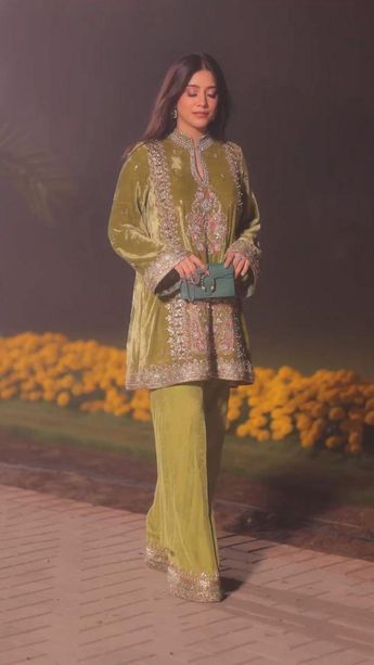 Grand Dress, Velvet Suit Design, Simple Kurta, Desi Outfits, Recycled Dress, Velvet Dress Designs, Pakistani Wedding Outfits, Pakistani Fashion Party Wear, Pakistani Fancy Dresses