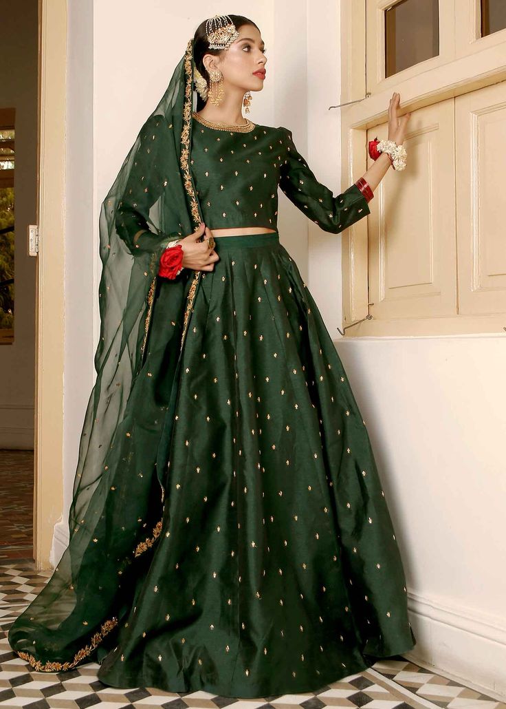 Dark Green Mehndi Dress, Green Color Dress For Mehandi, Mehandi Green Dress, Lehnga For Mehndi Function, Mehndi Lehnga Designs Pakistani, Mehandi Dress Ideas, Green Desi Outfit, Lehnga Choli Pakistani, Banarsi Lehnga Designs