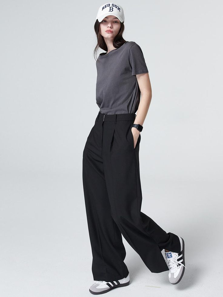 This is MaLoupe’s wide-fit slacks feature a clean look with a single pleat and slits. The high-waisted design securely holds the waist, ensuring comfortable wear. Crafted from textured, firm fabric, they offer a cool sensation, making them perfect for summer. With added stretch for comfort, the slit design adds a stylish touch when walking. They are versatile for both casual and office wear.- Ideal for daily wear- Can be styled with various other tops for different looks- Enhanced versatility with side pockets- Slits at the bottom sides add a stylish flair and improve mobility Casual Outfit With Slacks, Wide Slacks Outfit, Women Slacks Outfit, Black Pleated Pants Outfit, Casual Slacks Outfit, Black Slacks Outfit Casual, Slacks Outfit Casual, Black Slacks Outfit, Pleated Pants Outfit