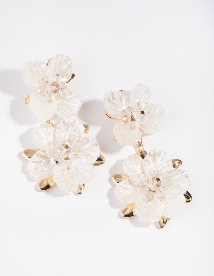 Description Add a pair of statement earrings to your collection with these gorgeous pearl-toned flower earrings. They feature a double flower design on a gold-toned setting. Perfect for date night! | Lovisa White Pearlised Flower Drop Earrings Erica Flower, Earrings Studs Gold, Princess Courtney, Earrings Bride, Wedding Aesthetics, Fashion Jewellery Online, Rose Gold Flower, Flower Drop Earrings, Wedding Guest Style