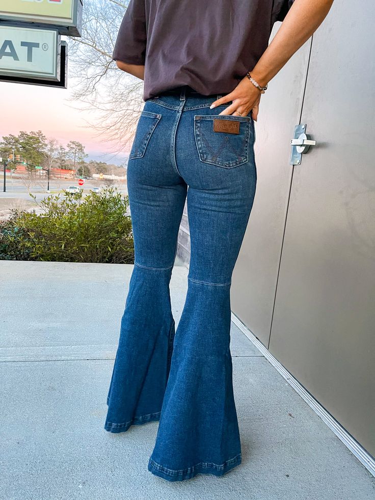 Vuélvete a lo grande o vete a casa con estos jeans extremadamente acampanados de inspiración occidental. Luce lo mejor posible con una espectacular parte inferior acampanada y un talle alto que se ciñe a la cadera y que es inmejorable. ¡Combínalos con tu camiseta Wrangler favorita para lograr un conjunto espectacular!



 Alto

 Delgado en la cadera y el muslo.

 Abertura inferior extrema acampanada

 Detalles de destrucción

 85% Algodón, 14% Cáñamo, 1% Elastano

 11Mpfkp




 Lavar a máquina Rip Flare Jeans Outfit, Cowgirl Flare Jeans, High Rise Bell Bottom Jeans Outfit, Flare And Bootcut Jeans, Cowgirl Bell Bottom Outfits, Wrangler High Rise Flare Jeans, Flared Wrangler Jeans, Wrangler Retro Jeans Women Outfits, Flare Jean Western Outfit