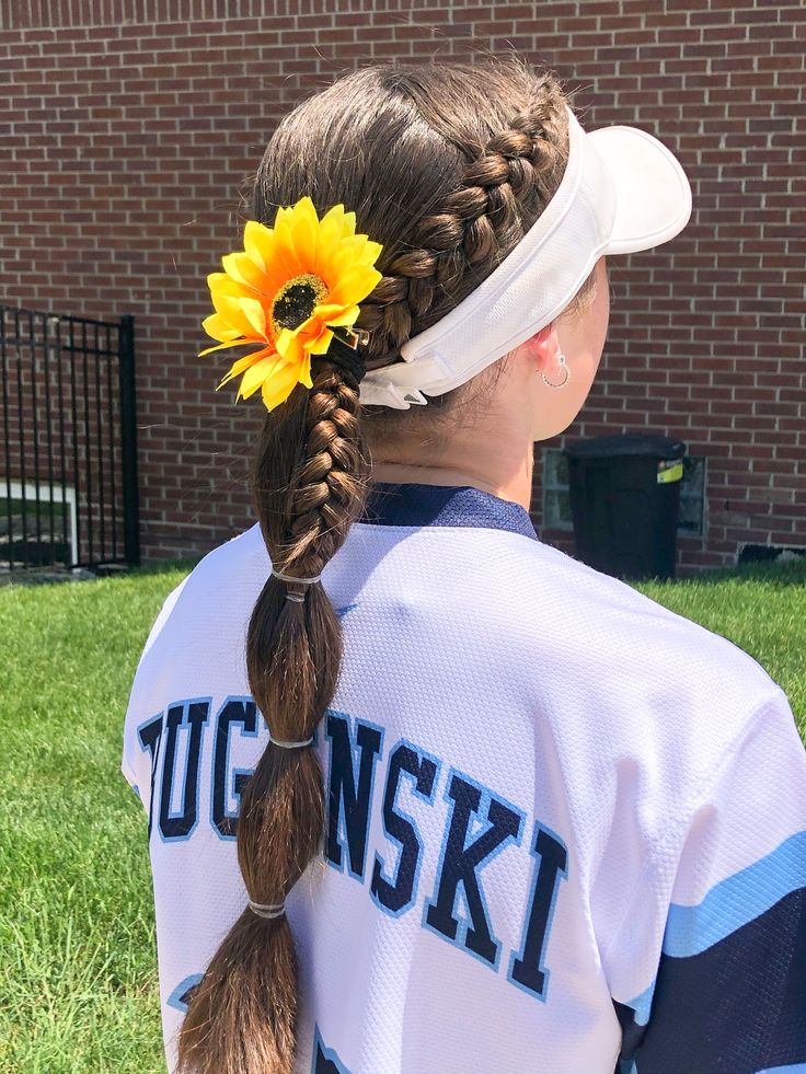 Softball hair style Braid, bubble pony tail Softball Braids, Softball Hair Braids, Tennis Hair, Hairstyles Athletic, Cute Volleyball Hairstyles, Cute Sporty Hairstyles, Soccer Hairstyles, Soccer Hair, Track Hairstyles