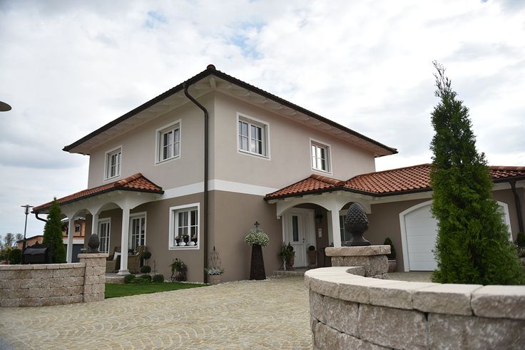 a house that is sitting in the middle of a driveway