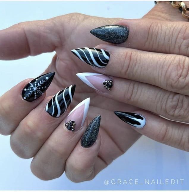 Creepy Christmas Nails, Goth Winter Nails, Megan Nails, Goth Christmas Nails, Gothic Christmas Nails, Winter Nail 2023, Nails 2023 Winter, Christmas Light Nails, Santa Hat Nails