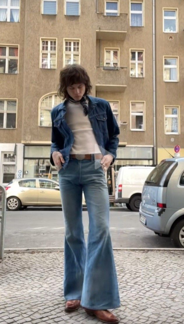 70s Fashion Jeans Outfit, Men In Flared Pants, 70s Denim Jacket Outfit, 70s Rockstar Aesthetic Men, 70's Fashion Men, Bellbottom Pants Outfits Men, Mens Flared Jeans Outfit, Flared Pants Outfit Men, Bell Bottom Jeans Outfit Men