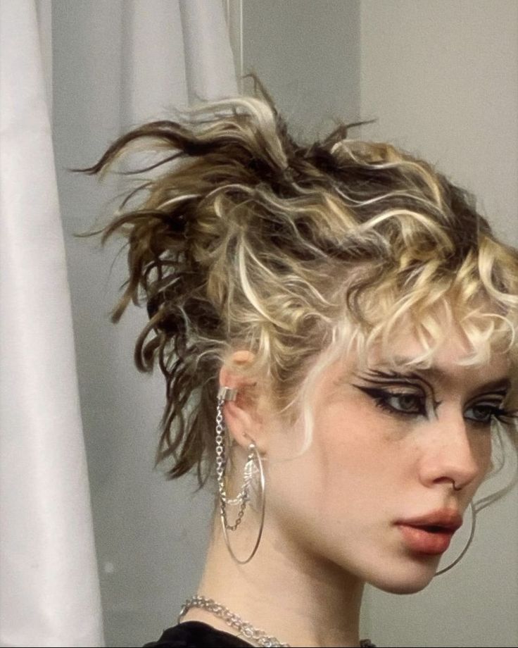 Alt Curly Hair, Short Hair Styles Updo, Curly Punk Hair, Alt Short Hair, Graphic Eyeliner Ideas, Hairstyles Alt, Androgynous Makeup, Best Haircuts For Women, Dyed Curly Hair