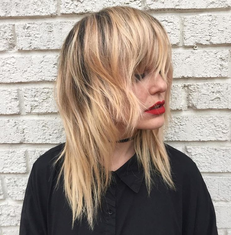 The greatest shaggy rooted blonde hair color Modern Shag Haircuts Medium Fine Hair, Blonde Highlights Shag, Rocker Blonde Hair, Collar Bone Length Shag, Modern 80s Hair, Shag Fine Hair, 80s Layered Haircut, 80s Shag Haircut, Blonde Shag