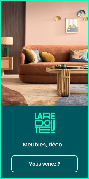 a living room filled with furniture next to a green sign that says lare dou