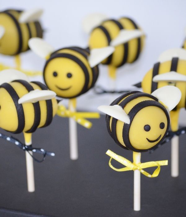 there are many cake pops that have been made to look like bees