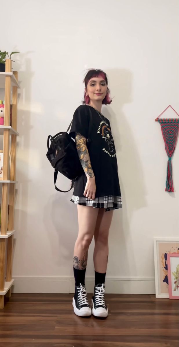 Summer Style Grunge, Sporty Punk Outfit, Alt Oversized Tshirt Outfit, Summer Alternative Fashion, Outfits With Band Tees, Dark Outfits Summer, Alt Outfit Summer, Alt Shorts Outfit, Rocker Summer Outfits