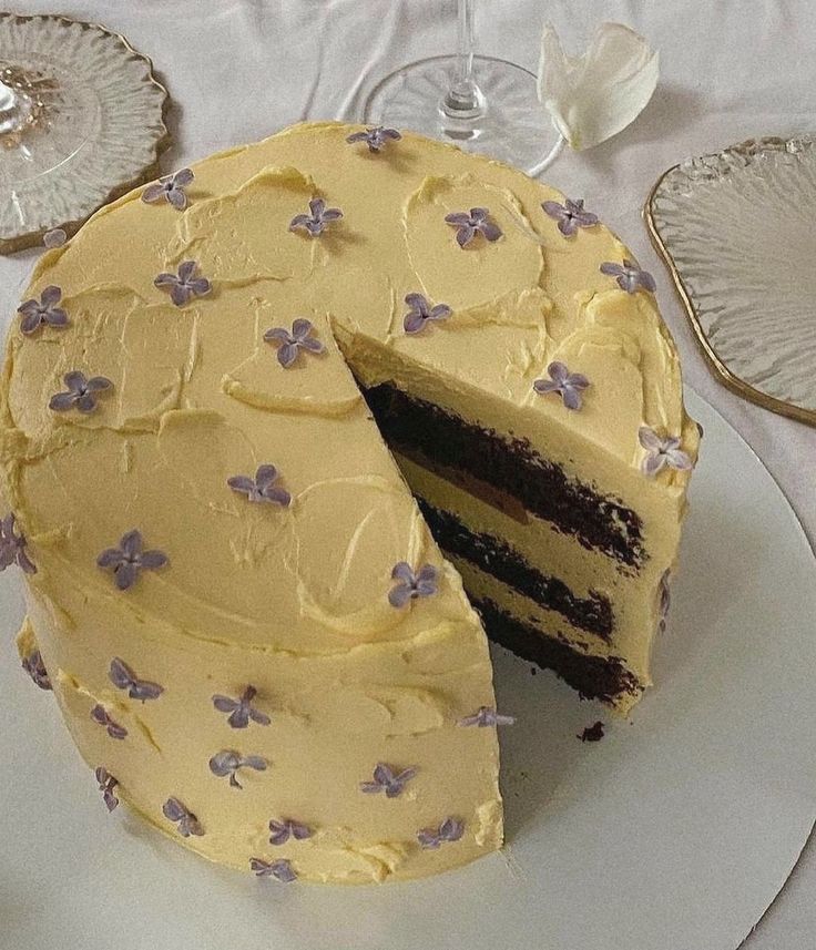 A chocolate cake, with yellow icing and little purple flowers. Birthday Cake Aesthetic, Cake Birthday Cake, Cake Aesthetic, Pretty Dessert, Cute Baking, Think Food, Bday Cake, Pretty Birthday Cakes, Cute Birthday Cakes