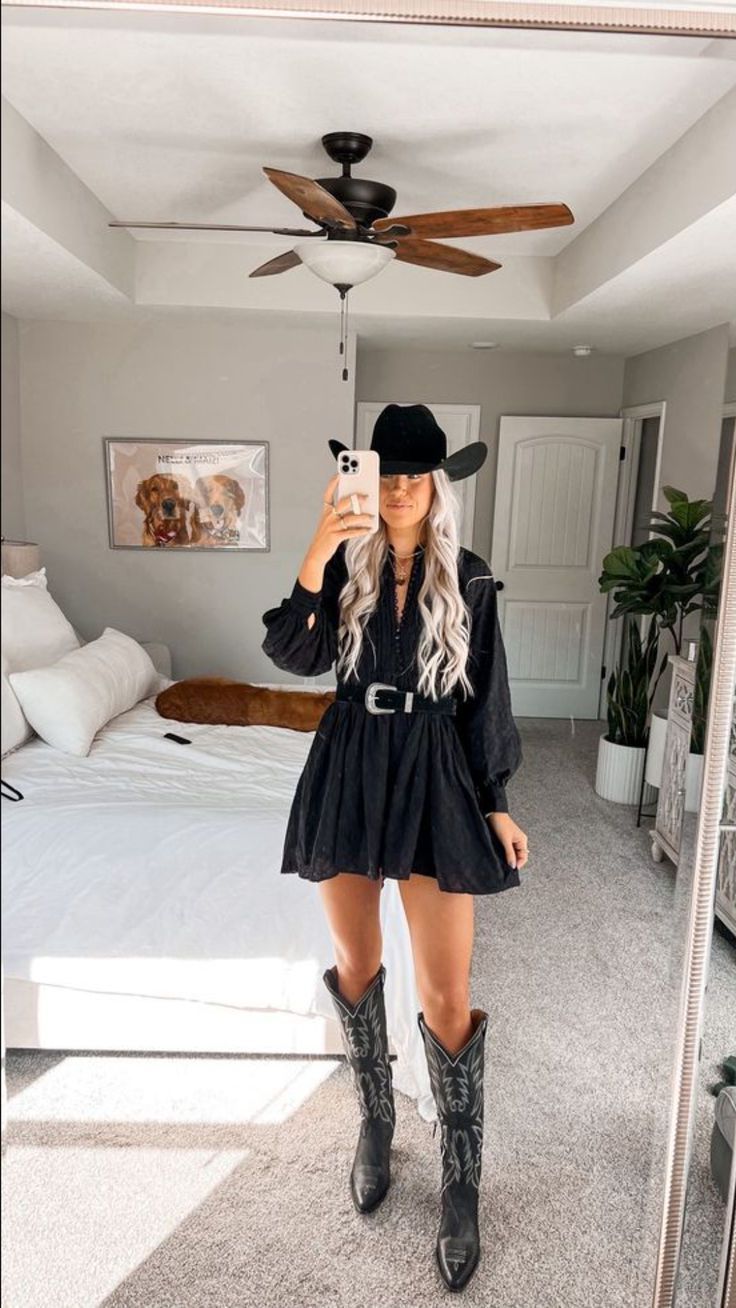 Purse Must Haves Items, Black Cowgirl Outfit, Wallen Concert Outfit Ideas, Morgan Wallen Concert Outfit Ideas, Cowboy Outfits For Women, Purse Must Haves, Traje Cowgirl, Country Fall Outfits, Morgan Wallen Concert Outfit