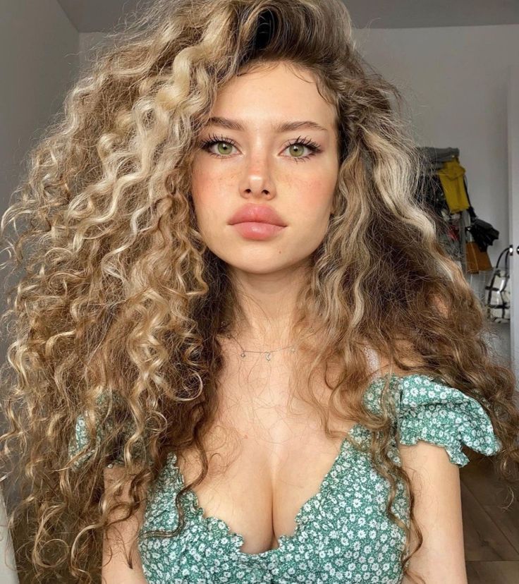 Most Beautiful Eyes, Beautiful Curly Hair, Long Curly Hair, Curly Girl, Long Curly, Big Hair, Curly Hair Styles Naturally, Beautiful Eyes, Wavy Hair