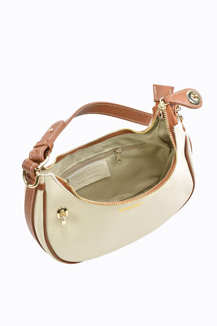 Borsa Maeve in vera pelle Dollaro con tracolla Made in Italy e accessori light gold. La parte interna è composta da uno scomparto principale con una tasca laterale con chiusura a zip -Materiale esterno: Vera pelle di vitello martellata Dollaro -Materiale hardware: Acciaio inossidabile color light gold -Materiale chiusura: Acciaio inossidabile -Materiale interno: Microfibra antistrappo -Materiale etichetta Voemièn interna: Vera pelle -Materiale manico: Vera pelle Dollaro -Chiusura: a Zip -Materia Luxury Pouch Shoulder Bag With Zipper Pocket, Business Leather Hobo Bag In Beige, Beige Leather Hobo Bag For Business, Luxury Beige Bags With Zipper Pocket, Leather Crossbody Shoulder Bag With Zipper, Travel Hobo Bag With Removable Pouch In Calf Leather, Pebbled Leather Crossbody Bag With Zipper Closure, Beige Leather Hobo Bag With Removable Pouch, Luxury Leather Hobo Bag