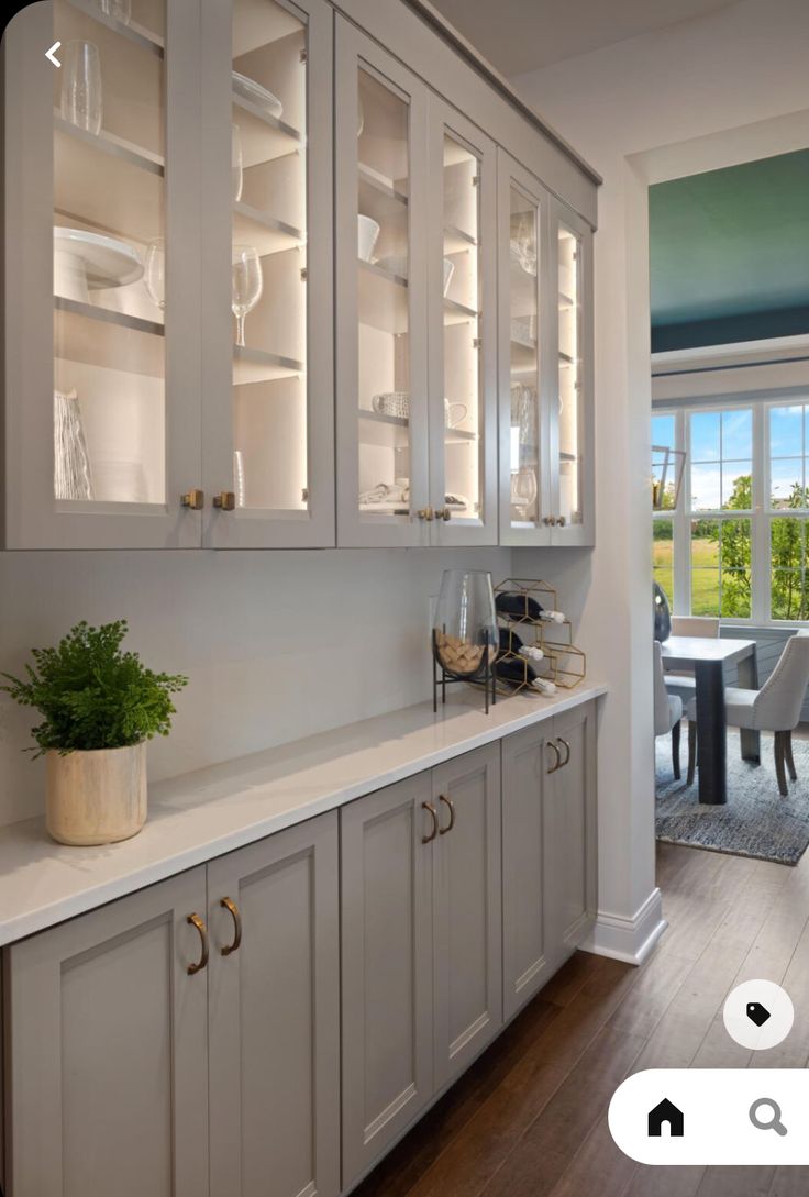 the kitchen is clean and ready to be used for dinner or other purposes in the house