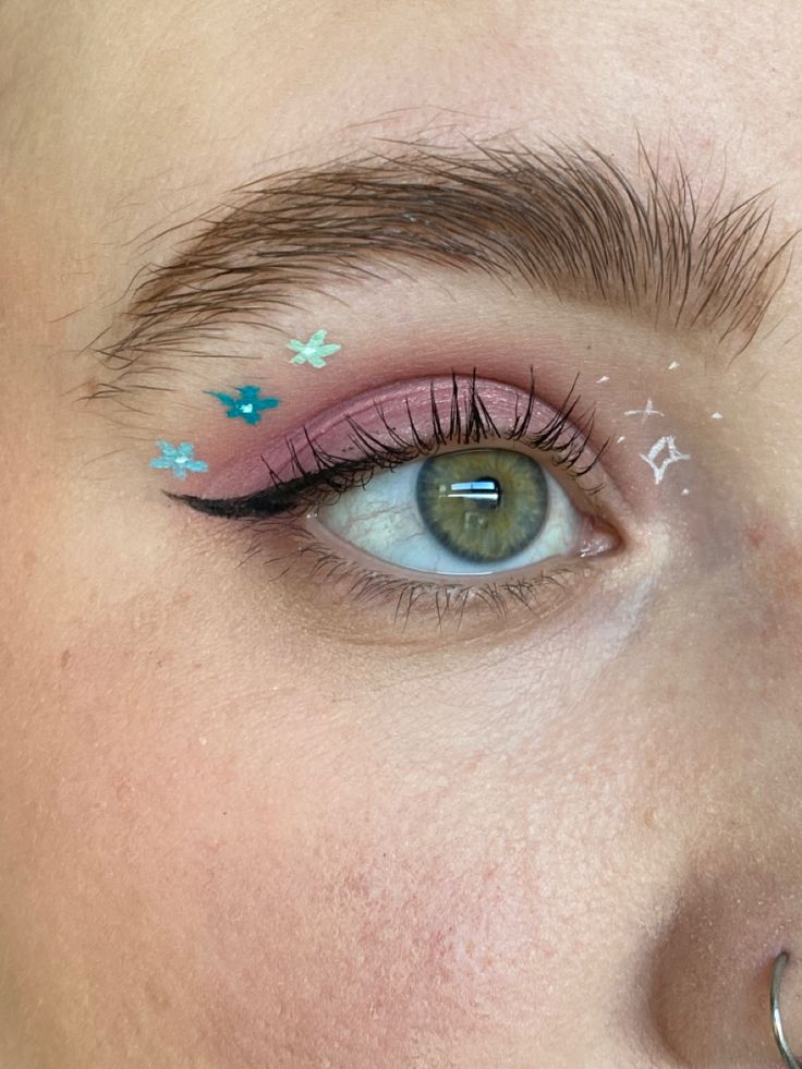 Fun Colorful Eyeliner, Water Eyeliner Looks, Eyeliner Designs Simple, Colourful Eyeliner Looks, Makeup With Dots, Two Color Eyeliner, Tiny Eyeliner, Fun Graphic Liner, Simple Graphic Eyeliner