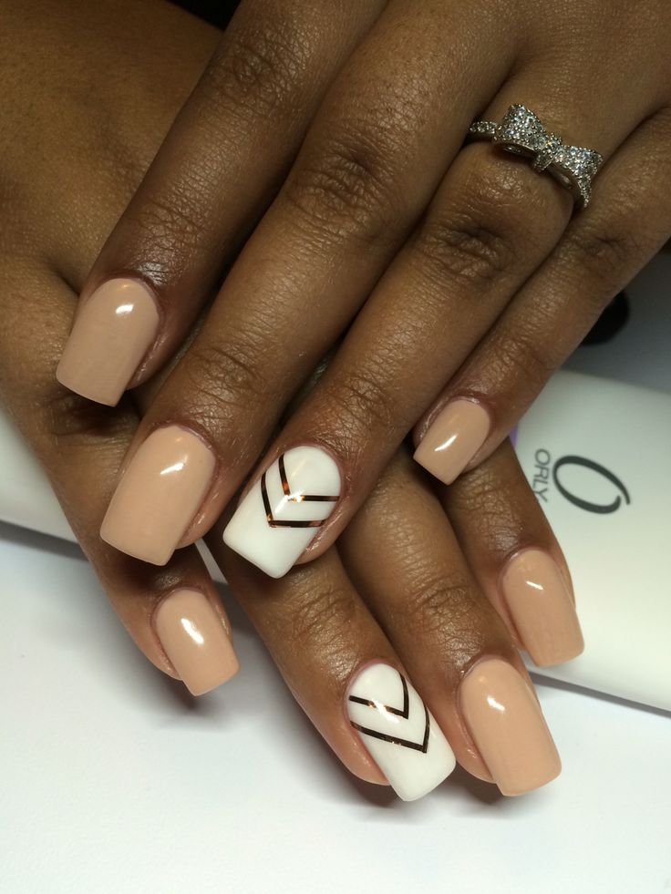 Nude nails with white nail and rose gold design Fall Nails With Lines, Tan And White Nails, Nude And White Nail Designs, Cream Nails Designs, Nude And Rose Gold Nails, Nude Nails With Black Design, Nude Nails Black Women, Faith Nails, Black And Nude Nails