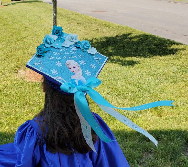 Frozen Graduation Cap, Disney Graduation Cap, Disney Graduation, Kids Graduation, Cap Decoration, Grad Caps, Graduation Cap Designs, Cap Ideas, Preschool Graduation