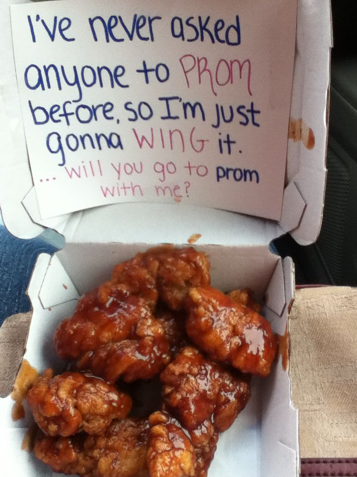 chicken wings in a box with a sign on the side saying i've never asked anyone to prom before so i'm just go wing it